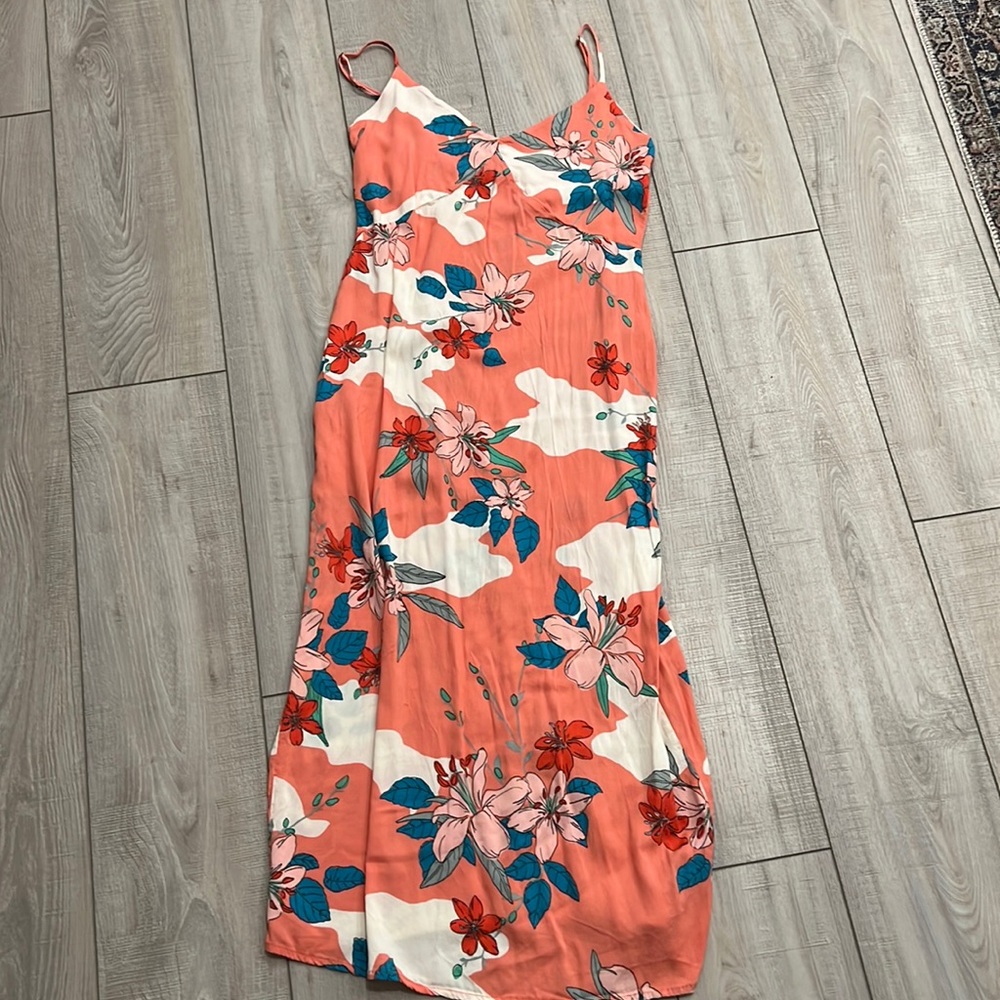 Thin strap floral dress. Adjustable strap. Medium. Like new. No damage.